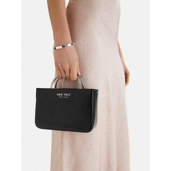 Torebka Nine West. Czarne torebki klasyczne damskie Nine West, bez wzorów, bez dodatków. Za 199.99 zł.