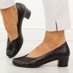 Czarne ażurowe skórzane Polskie czółenka damskie Gregors 1210. Czarne czółenka damskie GREGORS, w ażurowe wzory, ze skóry, z okrągłym noskiem, bez obcasa, na obcasie. Za 399.00 zł.