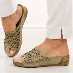 Zielone avocado ażurowe skórzane klapki damskie T.Sokolski L225. Zielone klapki damskie Sokolski, w ażurowe wzory, z materiału, bez obcasa, na koturnie. Za 249.00 zł.