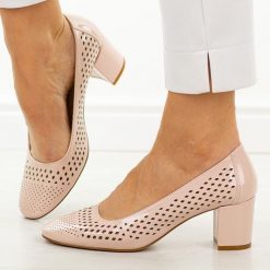 Różowe lakierowane ażurowe czółenka damskie na słupku Sergio Leone Pb848. Czerwone czółenka damskie Sergio Leone, w ażurowe wzory, z lakierowanej skóry, z okrągłym noskiem, bez obcasa, na słupku. Za 169.00 zł.