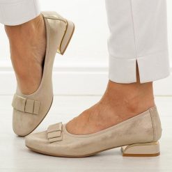 Złote skórzane czółenka damskie na obcasie M.Daszyński Ol37-2. Żółte czółenka damskie M.Daszyński, z aplikacjami, z jeansu, z okrągłym noskiem, bez obcasa, na obcasie. W wyprzedaży za 197.10 zł.