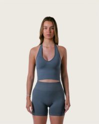 Damski długi bezszwowy top z dekoltem halter na siłownię – szary łupkowy. Szare topy sportowe damskie AESTHETIC WOLF, xl, bez wzorów, z elastanu, bez ramiączek. Za 189.99 zł.