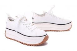 TAMARIS 1-23731-41 100 white, półbuty damskie. Białe półbuty damskie Tamaris, bez wzorów, bez obcasa. Za 339.90 zł.