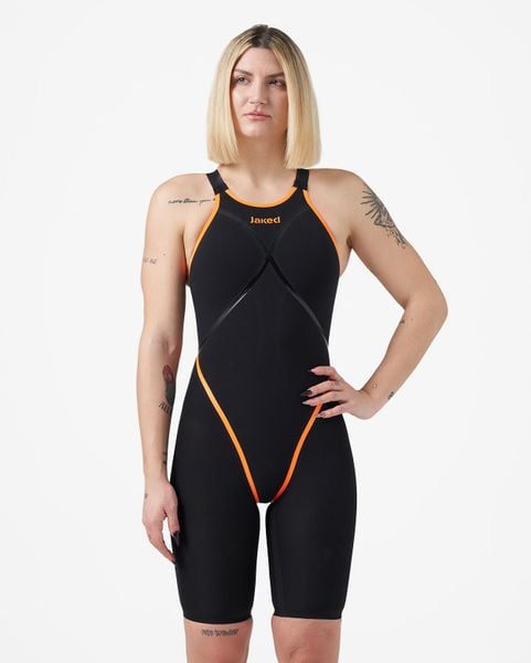 Jaked Jkrono Zamknięte Z Tyłu Spodnie Do Kolan - Rozmiar 20. Czarne spodnie sportowe damskie JAKED, s, z materiału, do pływania. Za 1,805.05 zł.