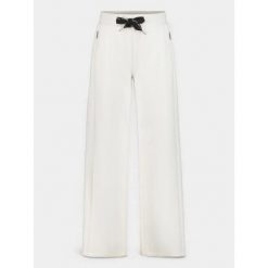 Szorty Damskie Luhta Henneri. Białe spodenki sportowe damskie Luhta, bez wzorów, sportowe. Za 409.00 zł.