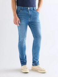 MĘSKIE SPODNIE WRANGLER LARSTON LIGHT VISUAL 112378819. Spodnie materiałowe męskie Wrangler, bez wzorów, z jeansu. Za 229.99 zł.