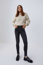Jeansy skinny medium waist z postrzępionymi nogawkami grafitowe. Szare jeansy damskie MOODO. W wyprzedaży za 25.99 zł.