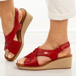 Bordowe skórzane sandały damskie na koturnie Sergio Leone Sk297s. Czerwone sandały damskie Sergio Leone, bez wzorów, z jeansu, bez obcasa, na koturnie. Za 229.00 zł.