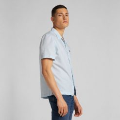 MĘSKA KOSZULA MATERIAŁOWA LEE SS RESORT SHIRT SKYWAY BLUE L67PKWQL 112116913. Niebieskie koszule męskie Lee, l, bez wzorów, z materiału, bez kołnierzyka, bez ramiączek. Za 129.99 zł.