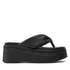 Japonki Tommy Jeans. Czarne klapki damskie Tommy Jeans, bez wzorów, z jeansu, bez obcasa. Za 239.99 zł.