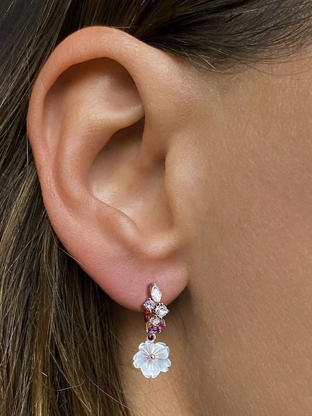 Les Petites Précieuses Pozłacane kolczyki-kreole z cyrkoniami i masą perłową rozmiar: onesize. Białe kolczyki damskie Les Petites Précieuses, z cyrkonią, pozłacane. Za 173.99 zł.