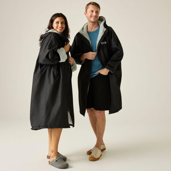 Płaszcz plażowy wodoodporny Changing Robe Regatta. Białe płaszcze męskie Regatta, na lato, l, bez wzorów, z materiału. Za 329.99 zł.