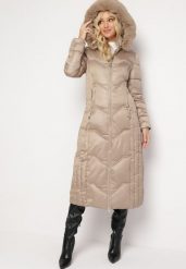 Beżowa Pikowana Kurtka Maxi Płaszcz z Ozdobnym Marszczeniem i Futerkiem Estenous. Brązowe kurtki damskie Born2be, l, bez wzorów, z futra, eleganckie. Za 239.99 zł.