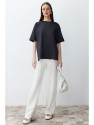 Trendyol Koszulka w kolorze czarnym rozmiar: L. Czarne bluzki damskie Trendyol, l, bez wzorów, z bawełny, bez kołnierzyka, bez ramiączek. Za 56.53 zł.