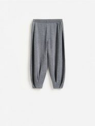 Spodnie barrel leg - ciemnoszary. Szare spodnie materiałowe damskie Reserved, bez wzorów, z dzianiny. Za 139.99 zł.
