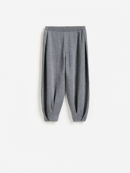 Spodnie barrel leg - ciemnoszary. Szare spodnie materiałowe damskie Reserved, bez wzorów, z dzianiny. Za 139.99 zł.