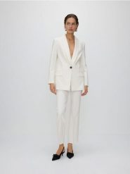 Spodnie w kant - biały. Białe spodnie materiałowe damskie Reserved, bez wzorów, z tkaniny. W wyprzedaży za 89.99 zł.