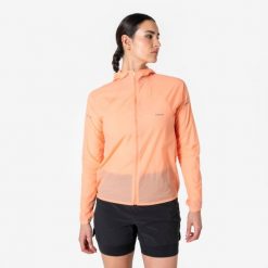 Kurtka do biegania wiatrówka damska Kiprun. Brązowe kurtki do biegania damskie KIPRUN, l, bez wzorów, z materiału, z kapturem. Za 169.99 zł.