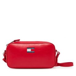 Torebka Tommy Jeans. Czerwone listonoszki damskie Tommy Jeans, bez wzorów, z jeansu, bez dodatków. Za 209.99 zł.