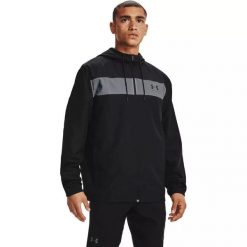 Kurtka męska Under Armour SPORTSTYLE WINDBREAKER. Czarne kurtki męskie Under Armour, m, bez wzorów, bez kaptura. Za 189.99 zł.