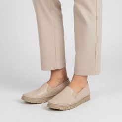 Półbuty damskie Maciejka, cholewka ze skóry naturalnej gładkiej wsuwany fason elastyczne wstawki po bokach widoczne przeszycia wokół noska gruba jedn. Brązowe półbuty damskie Maciejka, bez wzorów, ze skóry, bez obcasa, na płaskiej podeszwie. Za 299.00 zł.