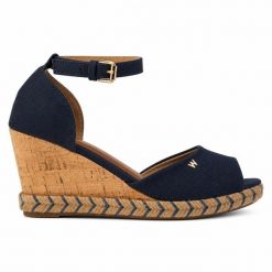 Sandały damskie Wrangler LORETTA WOMEN WEDGE. Brązowe sandały damskie Wrangler, bez wzorów, z materiału, bez obcasa, na koturnie. Za 229.00 zł.