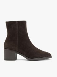 Ciemnobrązowe welurowe botki. Brązowe botki damskie Ryłko, ze skóry, eleganckie, bez obcasa, na obcasie, bez zapięcia. Za 449.99 zł.