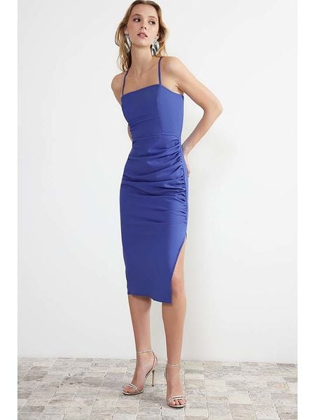 Trendyol Sukienka w kolorze niebieskim rozmiar: 40. Niebieskie sukienki damskie Trendyol, bez wzorów, bez kołnierzyka, bez ramiączek, midi. Za 95.69 zł.