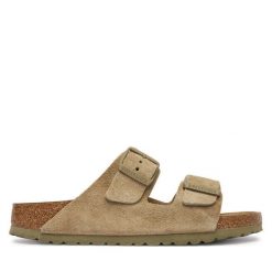 Klapki Birkenstock. Brązowe klapki damskie Birkenstock, bez wzorów, bez obcasa. Za 509.99 zł.