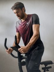 4F Koszulka treningowa regular szybkoschnąca męska - burgundowy M. Czerwone t-shirty sportowe męskie 4f, m, ze skóry, bez ramiączek, na fitness i siłownię. Za 139.99 zł.