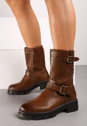 Brązowe Botki w Stylu Motocyklowym z Klamrami i Nitami przy Cholewce Ezilena. Brązowe botki damskie Born2be, z jeansu, eleganckie, z okrągłym noskiem, bez obcasa, na obcasie, bez zapięcia. Za 149.99 zł.