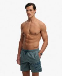 Superdry Kąpielówki z nadrukiem 16 cali — luźny krój, poliester z recyklingu –. Niebieskie kąpielówki męskie Superdry., l, bez wzorów, z materiału. Za 215.30 zł.