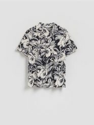 Koszula regular fit z krótkim rękawem - złamana biel. Koszule męskie Reserved, l, bez wzorów, z dzianiny, bez kołnierzyka, bez ramiączek. Za 99.99 zł.