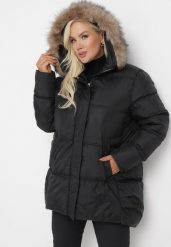 Czarna Kurtka z Kapturem i Sztucznym Futerkiem Tsani. Czarne kurtki damskie Born2be, na zimę, plus size, z aplikacjami, z jeansu, z kapturem. Za 189.99 zł.