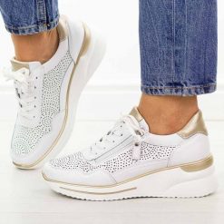 Białe skórzane półbuty damskie Filippo Dp7618/26. Białe półbuty damskie Filippo, w ażurowe wzory, z jeansu, biznesowe, z okrągłym noskiem, bez obcasa, na koturnie. Za 239.00 zł.