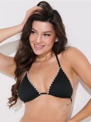 Góra od bikini z dekoracyjnym brzegiem - czarny. Czarne bikini damskie Sinsay, bez wzorów. W wyprzedaży za 19.99 zł.