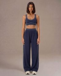 Spodnie dresowe Oversize Track Pant - Granatowy. Niebieskie spodnie sportowe damskie JOY STUDIO, l, z dresówki, na fitness i siłownię. Za 288.00 zł.