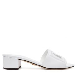 Klapki Dolce&Gabbana. Białe klapki damskie Dolce&Gabbana, bez wzorów, bez obcasa. Za 2,799.00 zł.