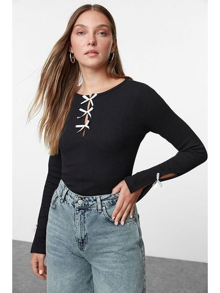 Trendyol Koszulka w kolorze czarnym rozmiar: L. Czarne bluzki damskie Trendyol, l, bez wzorów, z bawełny, bez kołnierzyka, bez ramiączek. Za 82.83 zł.