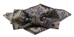 Męska Mucha z Poszetką w Zestawie - Alties - Beżowa z Dużym Orientalnym Wzorem. Brązowe krawaty i muchy męskie Alties, bez wzorów, eleganckie. Za 54.00 zł.