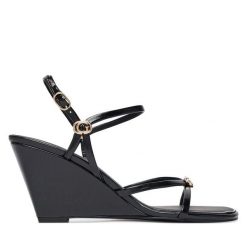Sandały Guess. Czarne sandały damskie Guess, z aplikacjami, bez obcasa, na koturnie. Za 494.99 zł.