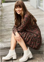 Botki typu chelsea. Brązowe botki damskie bonprix, bez obcasa, bez zapięcia. Za 149.99 zł.