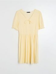 Sukienka mini z bufiastym rękawem w paski - żółty. Żółte sukienki damskie Sinsay, l, bez wzorów, bez kołnierzyka, bez ramiączek, mini. Za 39.99 zł.
