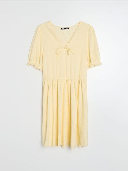 Sukienka mini z bufiastym rękawem w paski - żółty. Żółte sukienki damskie Sinsay, l, bez wzorów, bez kołnierzyka, bez ramiączek, mini. Za 39.99 zł.