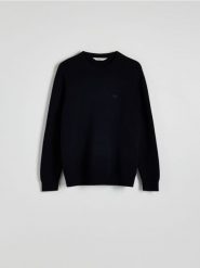 Sweter z haftem - granatowy. Niebieskie swetry męskie Reserved, l, bez wzorów, z bawełny, bez kołnierzyka. W wyprzedaży za 49.99 zł.