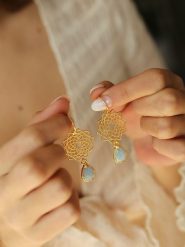 L'Atelier de Gaia Pozłacane kolczyki z opalami rozmiar: onesize. Niebieskie kolczyki damskie L'Atelier de Gaia, z opalem, pozłacane, z zapięciem typu bigiel. Za 69.58 zł.