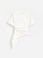 T-shirt z asymetrycznym dołem - biały. Białe t-shirty damskie Reserved, l, bez wzorów, z bawełny, z asymetrycznym kołnierzem. Za 79.99 zł.