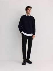 Spodnie chino slim z kantem - czarny. Czarne spodnie materiałowe męskie Reserved, bez wzorów, z tkaniny. W wyprzedaży za 99.99 zł.