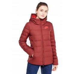 Kurtka na co dzień damska NIKE puchowa z kapturem. Czerwone kurtki damskie Nike, bez wzorów, z puchu, z kapturem. Za 369.00 zł.
