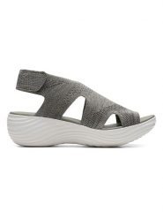 Clarks Skórzane sandały w kolorze szarym na koturnie rozmiar: 38. Szare sandały damskie Clarks, bez wzorów, bez obcasa, na koturnie. Za 113.63 zł.